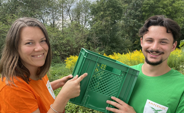 Daniela und Davide führen Sie durch das Kistengewinnspiel.