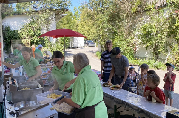 Hier noch ohne Schlange: Die Pommes mit den Kartoffeln vom Biolandhof Huber sind jedes Mal sehr beliebt und im Laufe des Nachmittags entsteht eine lange Schlange.