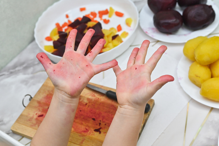 Rote Bete bringt Farbe in die Küche und auf helfende Kinderhände.