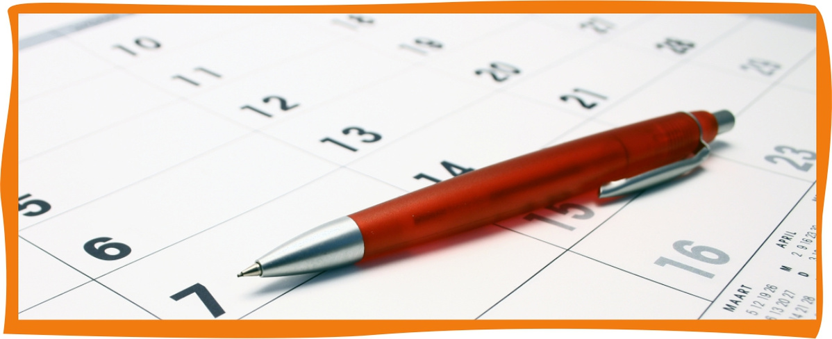 Ein Marktstand mit Bio-Produkten, Gemüse und Getränken. 