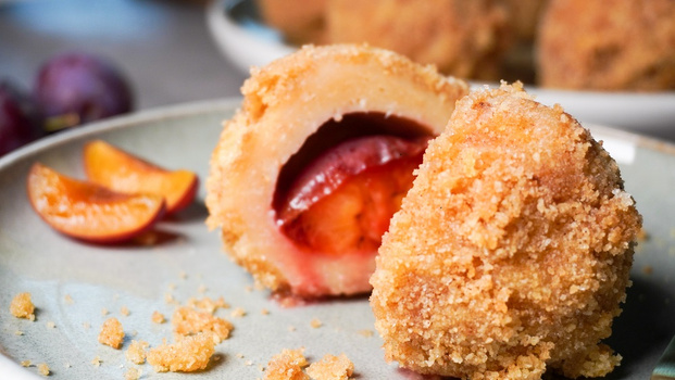 Rezeptbild für Vegane Zwetschgenknödel mit „Butterbröseln“