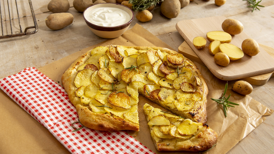Rezeptbild für Kartoffelpizza mit Frischkäse und Rosmarin