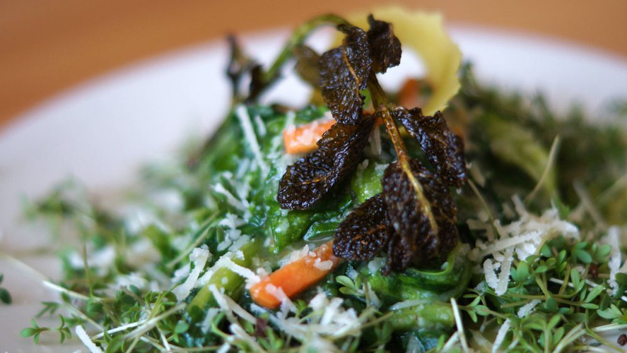 Rezeptbild für Frühlingspfanne mit Spinat oder Mangold und Grieß