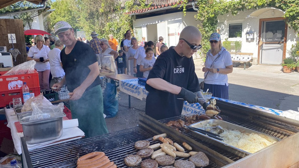 Das Zweierteam vom Pichler hat Fleisch gegrillt und verkauft