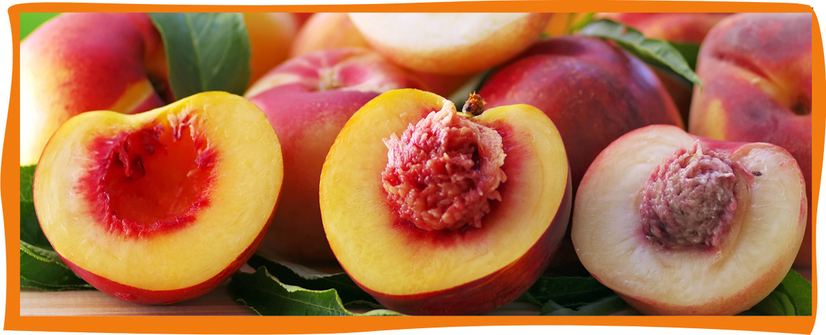 KI generiert: Halbierte Pfirsiche mit Kernen auf einem Haufen.