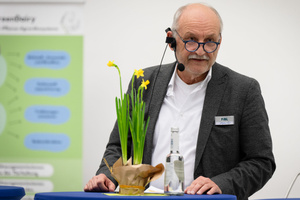 Prof. Dr. Jürgen Heß studierte Agrarwissenschaften an der Universität Bonn und lehrt und forscht seit über 30 Jahren an der Universität für Bodenkultur Wien und an der Universität Kassel. Seit 2019 ist er Vorstandsvorsitzender des Forschungsinstituts für biologischen Landbau Deutschland (FiBL).