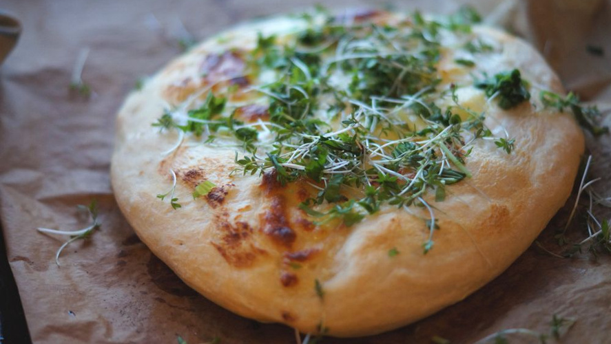 Rezeptbild für Kefir-Mozzarellafladen mit Kresse-Bärlauchhaube