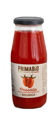 KI generiert: Das Bild zeigt eine Flasche mit biologischer Tomaten-Passata der Marke "Primabio". Das Etikett ist in italienischer Sprache beschriftet und zeigt rote Tomaten.