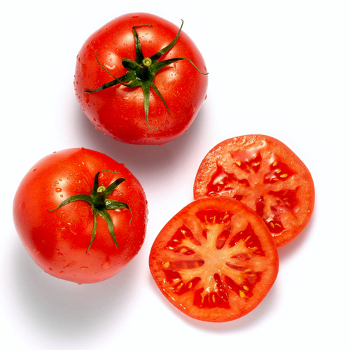 KI generiert: Drei ganze Tomaten und zwei Tomatenscheiben auf weißem Hintergrund.