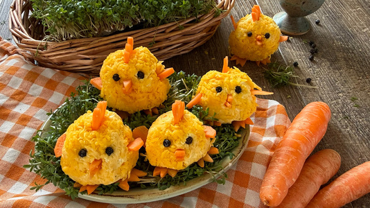 KI generiert: Das Bild zeigt eine aufgeschnittene Gemüsetarte mit roten und violetten Schichten, garniert mit Pilzen und Kräutern. Sie befindet sich auf einem runden Teller auf einem rustikalen Holztisch.