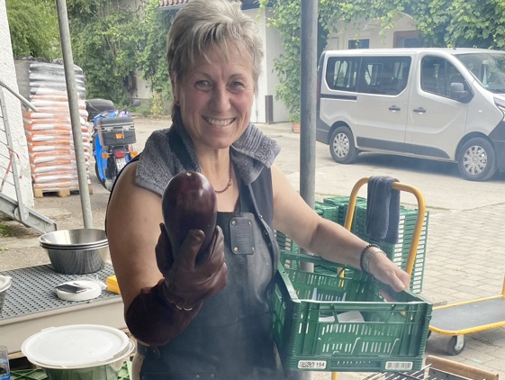 Lena grillt Auberginen am Amperhof