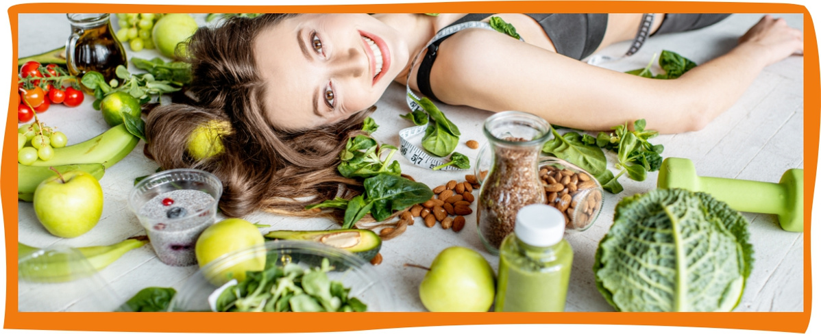 KI generiert: Das Bild zeigt eine Frau, die umgeben von verschiedenen gesunden Lebensmitteln wie Obst, Gemüse und Nüssen auf dem Boden liegt. Der Hauptinhalt des Bildes ist ein Fokus auf gesunde Ernährung und Lebensstil.