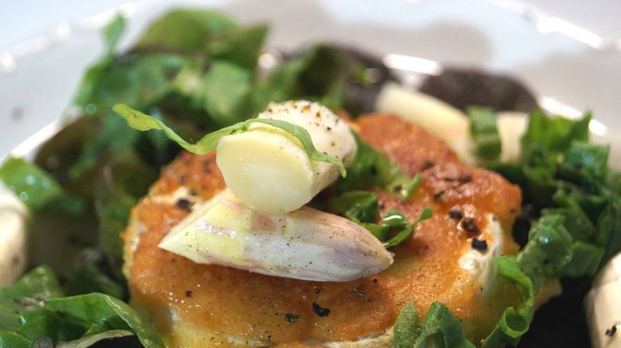Rezeptbild für Panierter Camembert mit Brombeerfruchtaufstrich an Spargelsalat