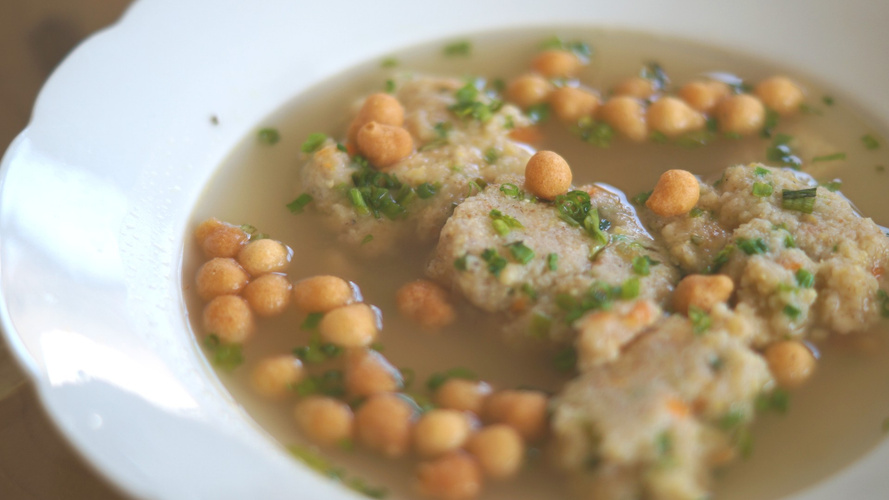 Rezeptbild für Grießnockerlsuppe mit kräftigem Käse in Gemüsebrühe