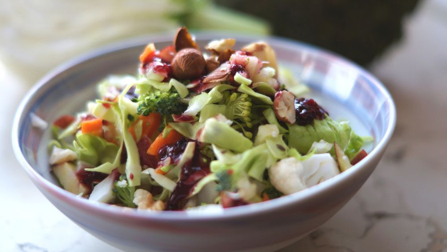 Rezeptbild für Kraftsalat aus Rohkostgemüse mit Brombeerdressing