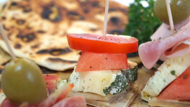 Rezeptbild für Deftige Melonenspießchen mit Naan-Brot und Petersilien Dip