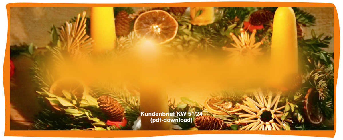 KI generiert: Das Bild zeigt einen weihnachtlich dekorierten Adventskranz mit vier gelben Kerzen, Tannenzweigen und getrockneten Orangenscheiben. Der Kranz ist festlich geschmückt und vermittelt eine warme, gemütliche Stimmung.