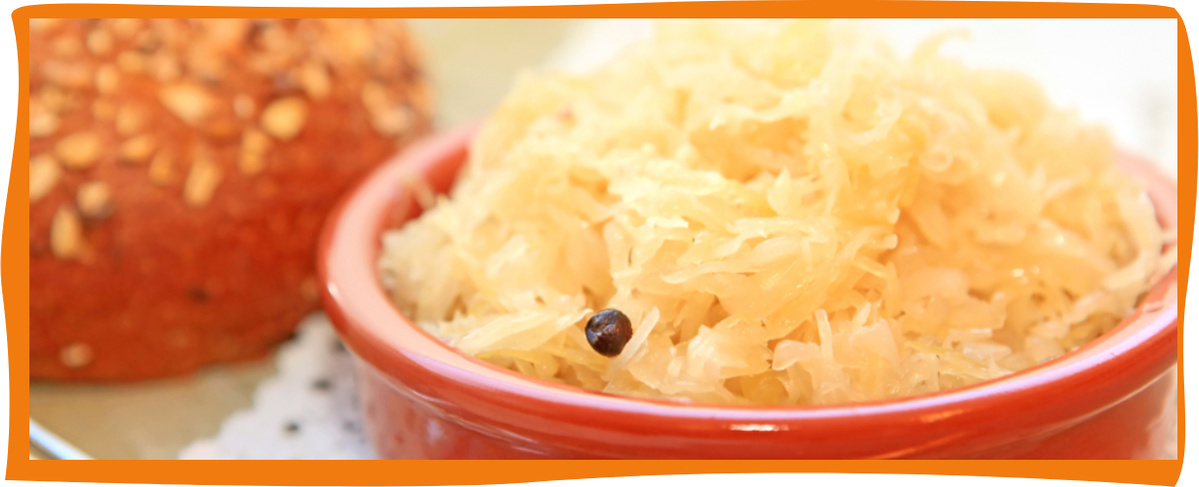 KI generiert: Nahaufnahme einer Schüssel mit Sauerkraut und einem Vollkornbrötchen im Hintergrund.