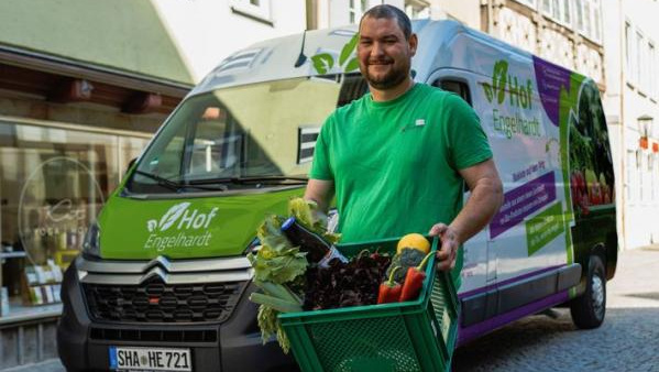 Johannes Rutz und seine langjährige Mitarbeiterin Elli beim Mangold ernten