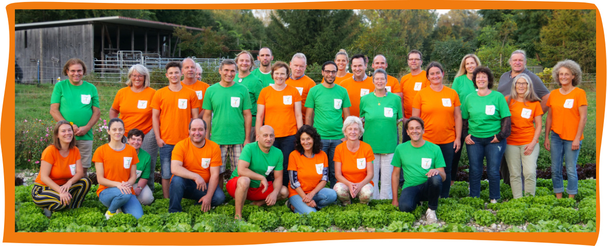 Team der Amperhof Ökokiste auf dem Salatfeld des Amperhofes