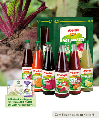 KI generiert: Das Bild zeigt eine Auswahl von Voelkel-Säften in Flaschen und eine Fastenkasten-Verpackung, umgeben von Rüben im Boden. Zusätzlich werden Gratis-Zugaben wie Bio-Tees und eine Clean-Maske beworben.