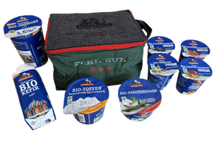 KI generiert: Kühltasche und Bio-Molkerei-Produkte von Berchtesgadener Land. Text auf Tasche: "ECHT. GUT."