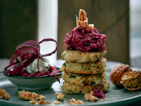 KI generiert: Ein Turm aus Gemüsebratlingen mit Rote-Bete-Salat, Walnüssen und dekorativer Garnitur daneben.