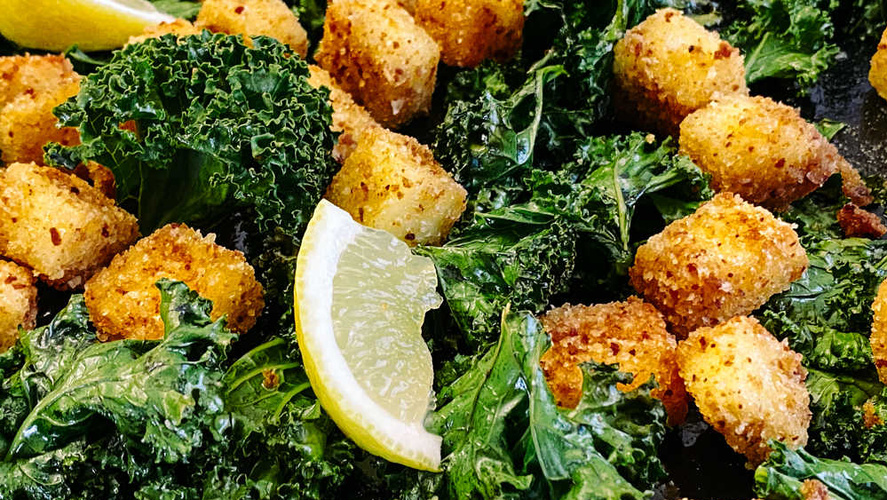 Rezeptbild für Grünkohlchips mit paniertem Grillkäse