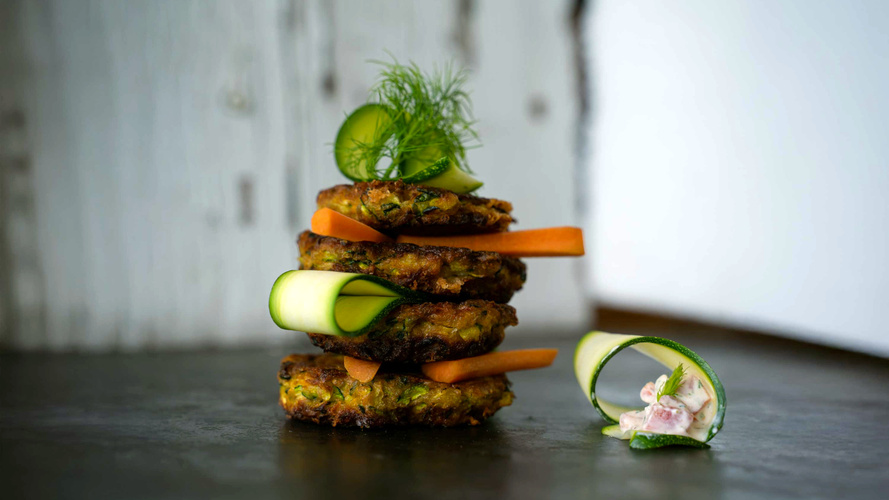 Rezeptbild für Zucchinipuffer mit Paprika-Schmand-Soße
