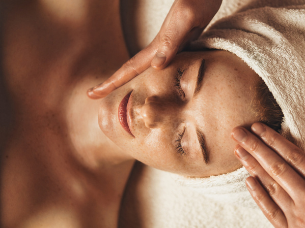Frau auf Massageliege