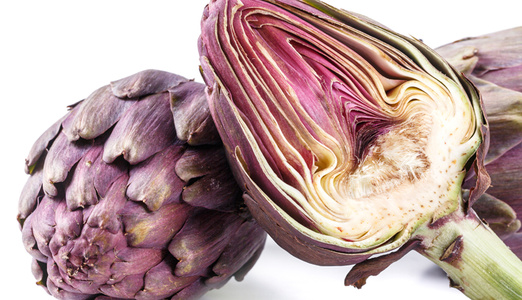 KI generiert: Das Bild zeigt drei Artischocken, von denen eine halbiert ist und ihre innere Struktur zeigt. Der Fokus liegt auf der detaillierten Darstellung der Blätter und der Textur.