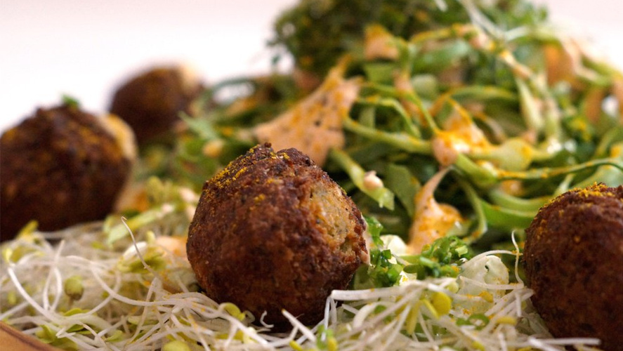 Rezeptbild für Veganer Yum Yum Salat mit feurigem Dressing und Falafel
