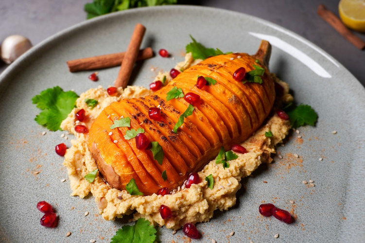 Rezeptbild für Butternut-Ofenkürbis auf Zimt-Hummus