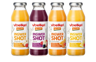 KI generiert: Vier Flaschen Voelkel Ingwer Shots in verschiedenen Geschmacksrichtungen. Text: „6 Shots mit Vitamin C fürs Immunsystem“.