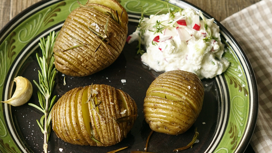Rezeptbild für Schwedische Fächer-Kartoffeln mit Radieschen-Quark