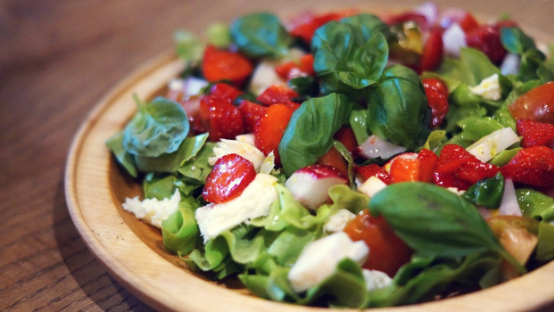Rezeptbild für Pikanter Erdbeersalat mit frischem Basilikum und Mozzarella