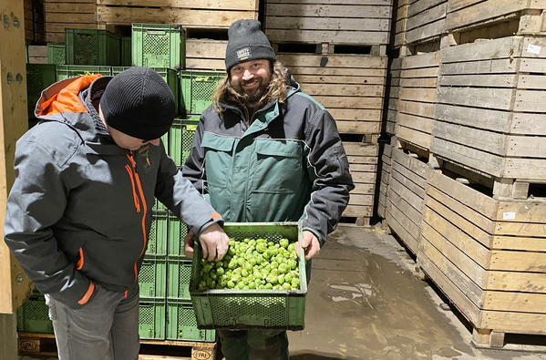 Stolz wie Bolle: Peter Zenker präsentiert seinen Rosenkohl als Michel Mink ihn 2024 besucht.