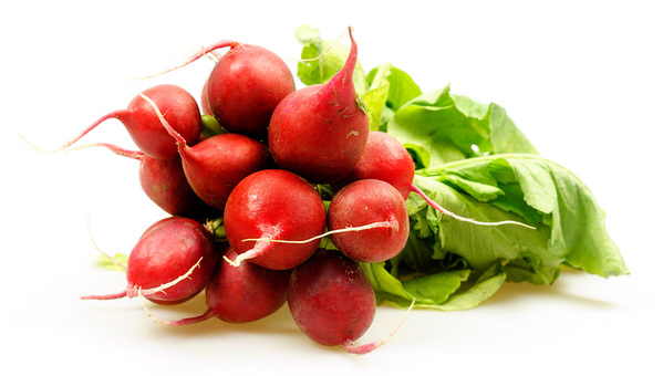 KI generiert: Ein Bündel roter Radieschen mit grünen Blättern auf weißem Hintergrund.
