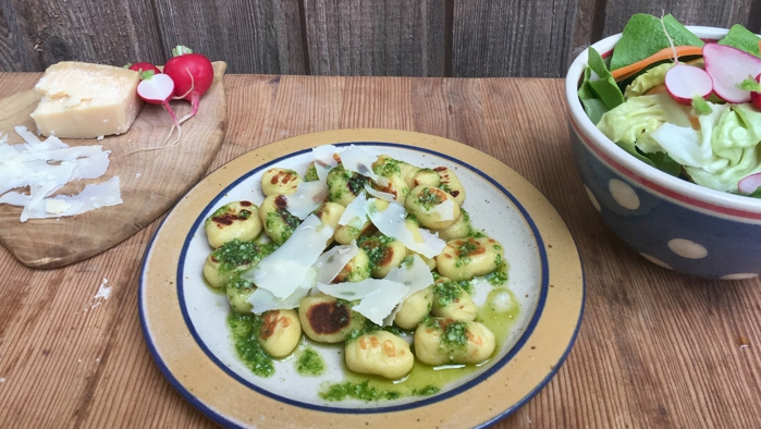 Rezeptbild für Gnocchi mit Radieschen‐Pesto und buntem Salat