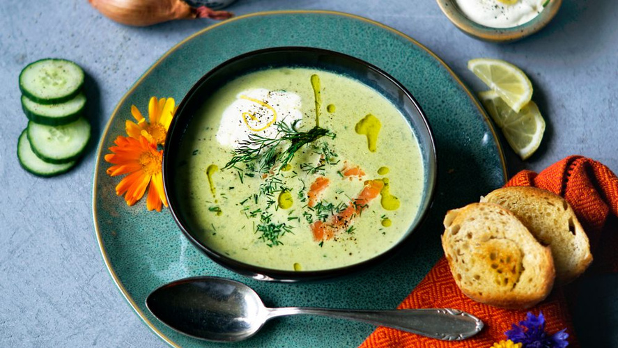 Rezeptbild für Sommerliche Gurkensuppe mit Räucherlachs und Zitronen-Crème Fraîche