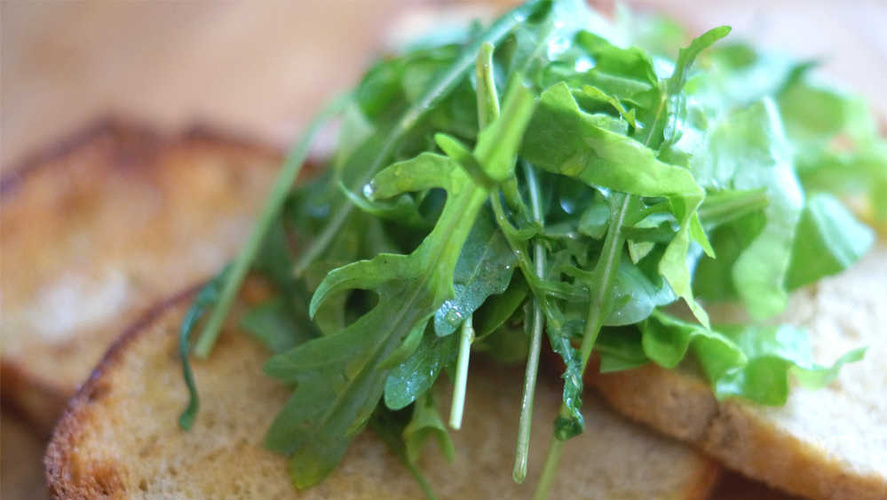 Rezeptbild für Gemischter Salat mit Barbarakresse auf geröstetem Brot
