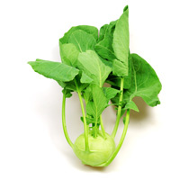 KI generiert: Ein frischer Kohlrabi mit grünen Blättern auf weißem Hintergrund.