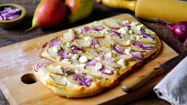 Rezeptbild für Flammkuchen mit  Birnen, Zwiebeln &  Ziegenkäse