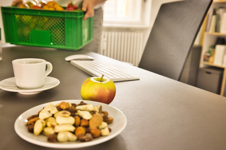 Die Ökokiste liefert auch Obst, Kaffee und mehr ins Büro.