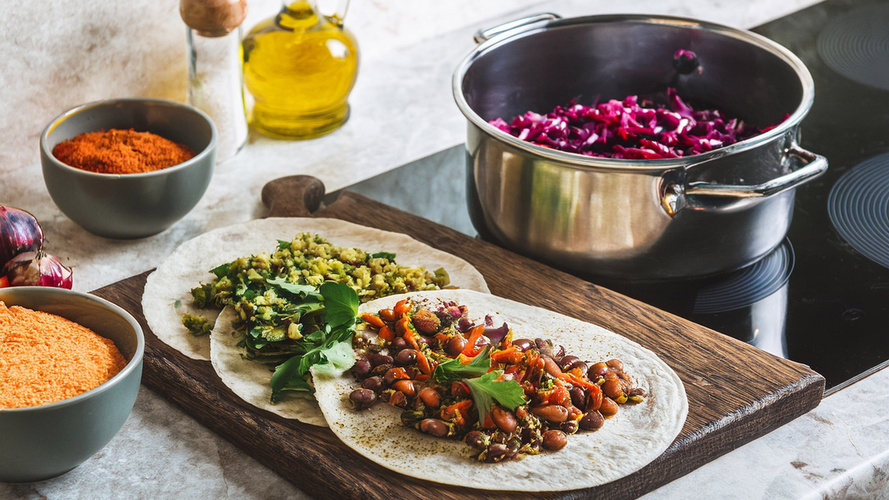 Rezeptbild für Wraps mit gerösteten Bohnen, Rotkraut und Avocado-Creme