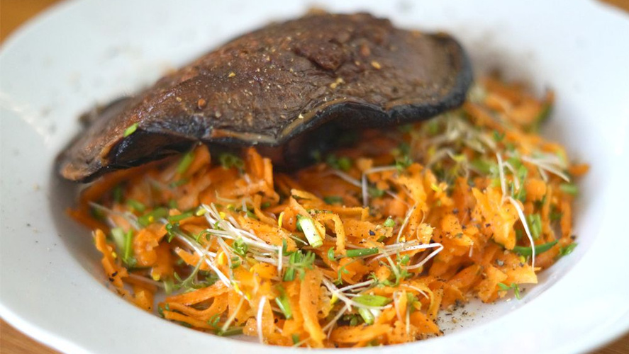 Rezeptbild für Riesenpilz gebacken in Tempura-Sesam, dazu gelbe Rübensalat und Kräuter