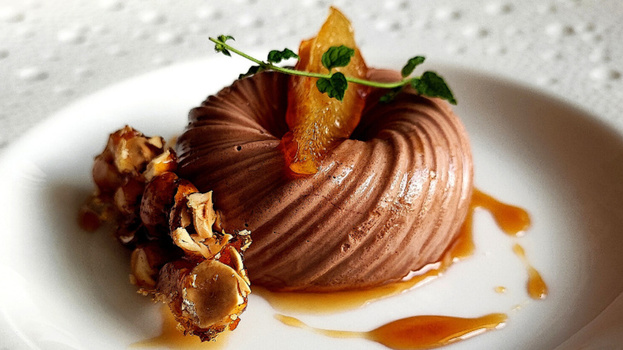 Rezeptbild für Haselnusscreme-Semifreddo mit karamellisierten Birnen und Haselnusskrokant