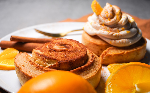 Zimtschnecken mit Orangen-Topping