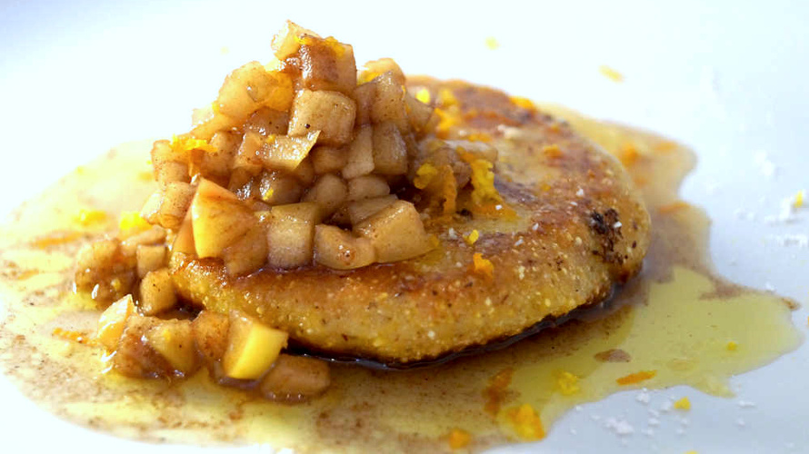 Rezeptbild für Buttrige Grieß-Pancakes mit Zimtäpfelchen und Ahornsirup