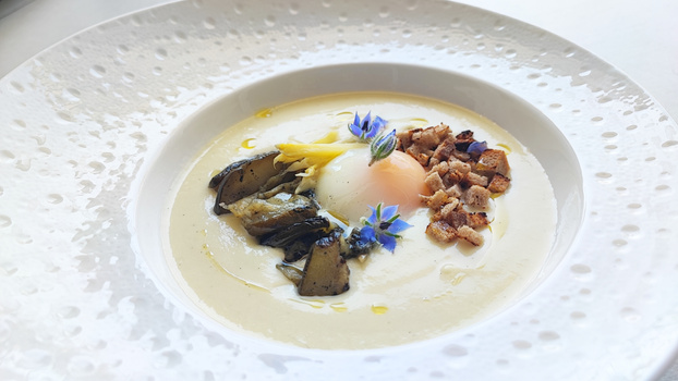 Rezeptbild für Spargelcremesuppe mit Vanille, verfeinert mit gegrillten Zucchini - Asparagi & Vaniglia